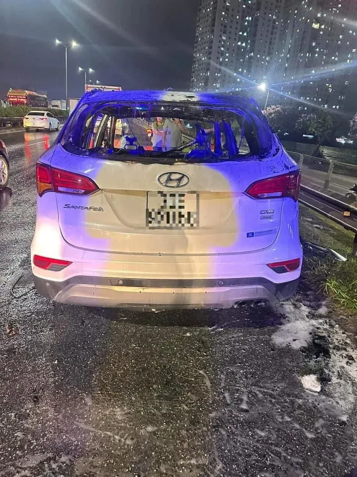 Xe ô tô bốc cháy dữ dội trên đường Vành đai 3 tại Hà Nội - Ảnh 5. Xe ô tô bốc cháy dữ dội trên đường Vành đai 3 tại Hà Nội - Ảnh 5.
