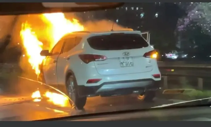 Xe ô tô bốc cháy dữ dội trên đường Vành đai 3 tại Hà Nội - Ảnh 3. Xe ô tô bốc cháy dữ dội trên đường Vành đai 3 tại Hà Nội - Ảnh 3.