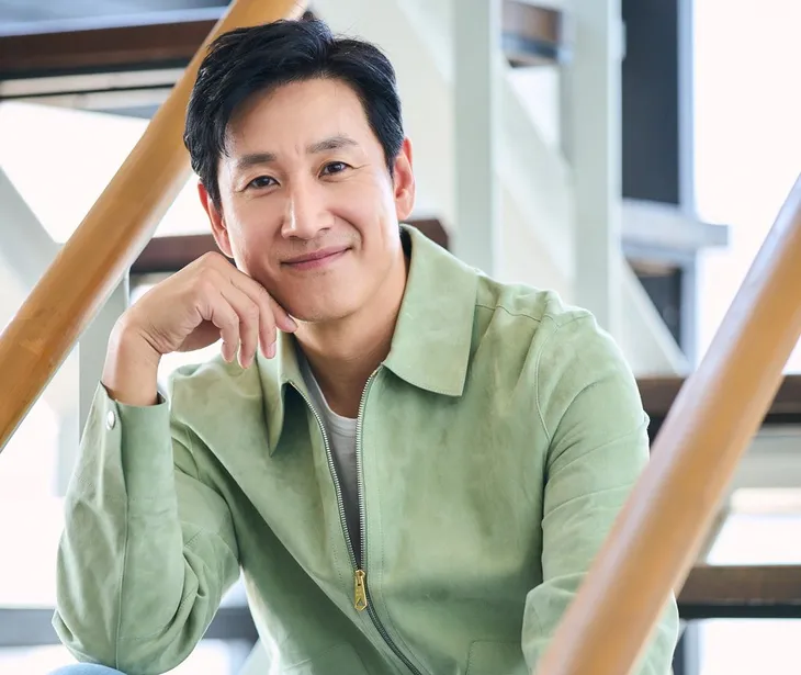 Bộ phim cuối cùng của cố diễn viên Lee Sun Kyun ấn định ngày ra mắt - Ảnh 1. Bộ phim cuối cùng của cố diễn viên Lee Sun Kyun ấn định ngày ra mắt - Ảnh 1.