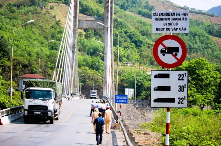 Kiểm soát chặt xe tải trọng nặng qua cầu Đắkrông - Ảnh 2. Kiểm soát chặt xe tải trọng nặng qua cầu Đắkrông - Ảnh 2.