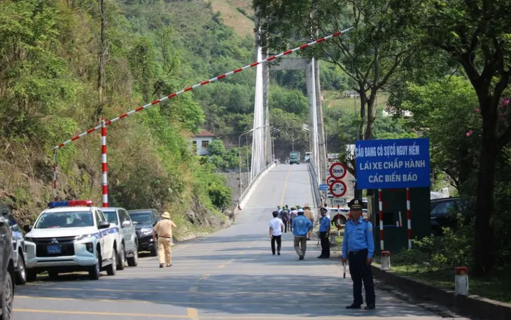 Kiểm soát chặt xe tải trọng nặng qua cầu Đắkrông - Ảnh 1. Kiểm soát chặt xe tải trọng nặng qua cầu Đắkrông - Ảnh 1.