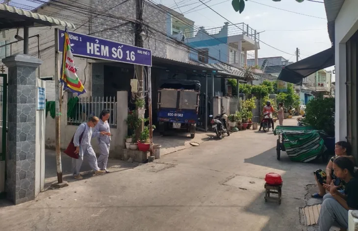 Đối tượng cầm dao vô cớ đâm nhiều người thương vong ở Tiền Giang - Ảnh 1. Đối tượng cầm dao vô cớ đâm nhiều người thương vong ở Tiền Giang - Ảnh 1.