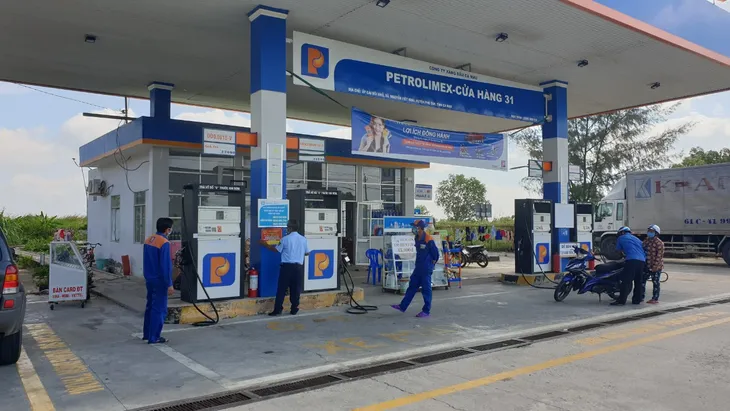Nhiều địa phương vào cuộc siết chặt kiểm soát thị trường xăng dầu - Ảnh 3.
