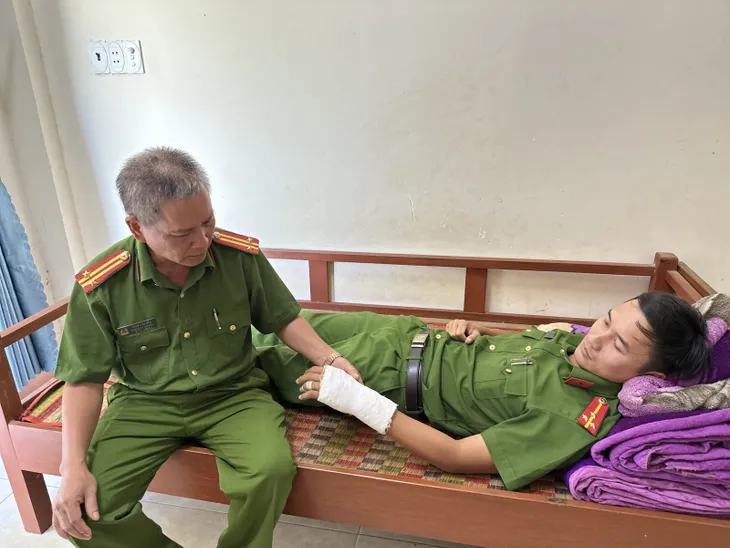 Thượng úy công an bị thương khi ngăn chặn 24 đối tượng dùng hung khí đánh nhau - Ảnh 1. Thượng úy công an bị thương khi ngăn chặn 24 đối tượng dùng hung khí đánh nhau - Ảnh 1.