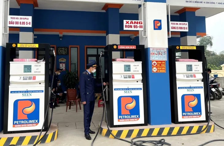 Nhiều địa phương vào cuộc siết chặt kiểm soát thị trường xăng dầu - Ảnh 2.