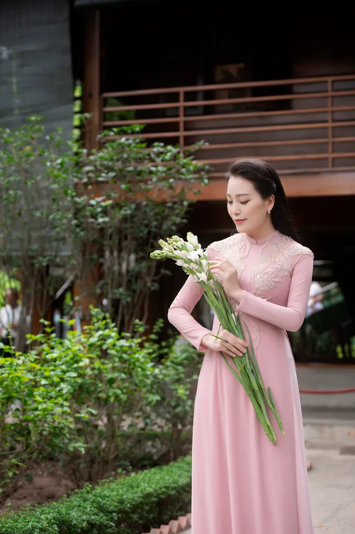 Sao Mai Huyền Trang ra MV Nợ ân tình để tìm hình của nước - Ảnh 2. Sao Mai Huyền Trang ra MV Nợ ân tình để tìm hình của nước - Ảnh 2.