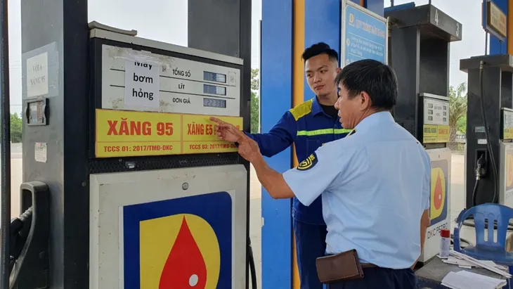 Nhiều địa phương vào cuộc siết chặt kiểm soát thị trường xăng dầu - Ảnh 1.