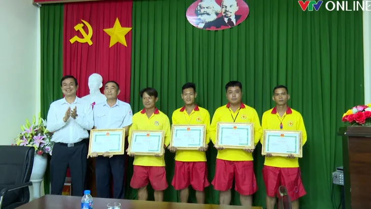 Khen thưởng đội cứu hộ cứu sống 3 du khách bị đuối nước tại TP Vũng Tàu - Ảnh 1. Khen thưởng đội cứu hộ cứu sống 3 du khách bị đuối nước tại TP Vũng Tàu - Ảnh 1.