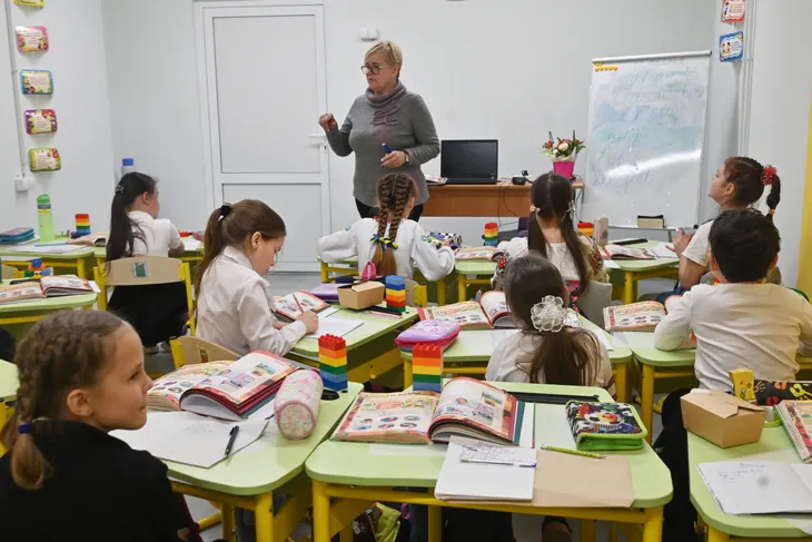 Trường học dưới lòng đất tại Ukraine - Ảnh 1. Trường học dưới lòng đất tại Ukraine - Ảnh 1.