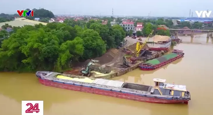 Nỗi lo độc hại từ bến bãi bốc dỡ lưu huỳnh lộ thiên - Ảnh 2. Nỗi lo độc hại từ bến bãi bốc dỡ lưu huỳnh lộ thiên - Ảnh 2.