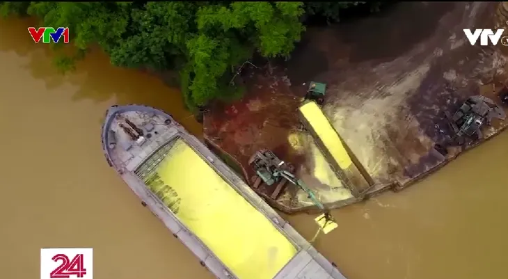 Nỗi lo độc hại từ bến bãi bốc dỡ lưu huỳnh lộ thiên - Ảnh 1. Nỗi lo độc hại từ bến bãi bốc dỡ lưu huỳnh lộ thiên - Ảnh 1.