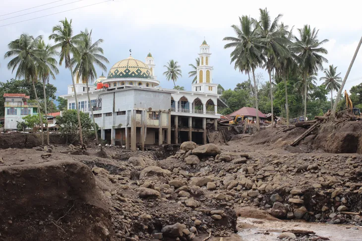 58 người thiệt mạng vì dung nham lạnh và lũ quét ở Indonesia - Ảnh 1. 58 người thiệt mạng vì dung nham lạnh và lũ quét ở Indonesia - Ảnh 1.