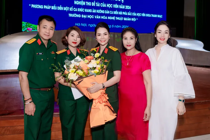 Tân Nhàn, Tự Long đến cổ vũ cô trò Lương Nguyệt Anh - Ảnh 4. Tân Nhàn, Tự Long đến cổ vũ cô trò Lương Nguyệt Anh - Ảnh 4.