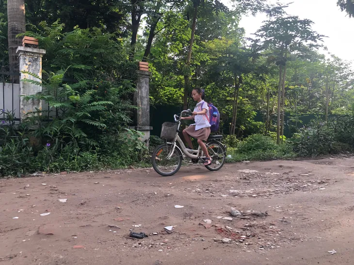 Đường Hà Nội xuống cấp, phụ huynh thấp thỏm lo rớt con xuống đường - Ảnh 2.