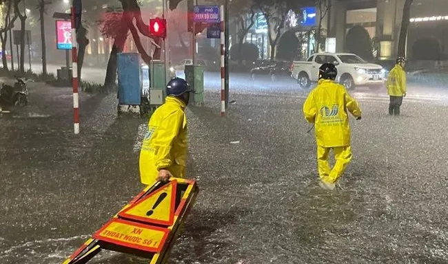 Mưa lớn xối xả, nhiều tuyến đường Hà Nội thành sông - Ảnh 5. Mưa lớn xối xả, nhiều tuyến đường Hà Nội thành sông - Ảnh 5.
