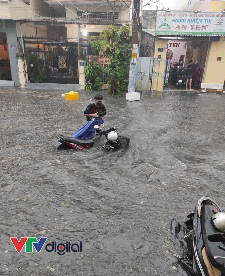Nhiều tuyến phố tại TP Hồ Chí Minh ngập sâu sau mưa lớn - Ảnh 4. Nhiều tuyến phố tại TP Hồ Chí Minh ngập sâu sau mưa lớn - Ảnh 4.