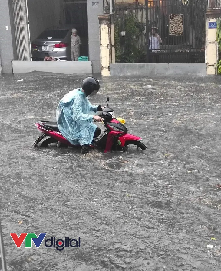 Nhiều tuyến phố tại TP Hồ Chí Minh ngập sâu sau mưa lớn - Ảnh 3. Nhiều tuyến phố tại TP Hồ Chí Minh ngập sâu sau mưa lớn - Ảnh 3.