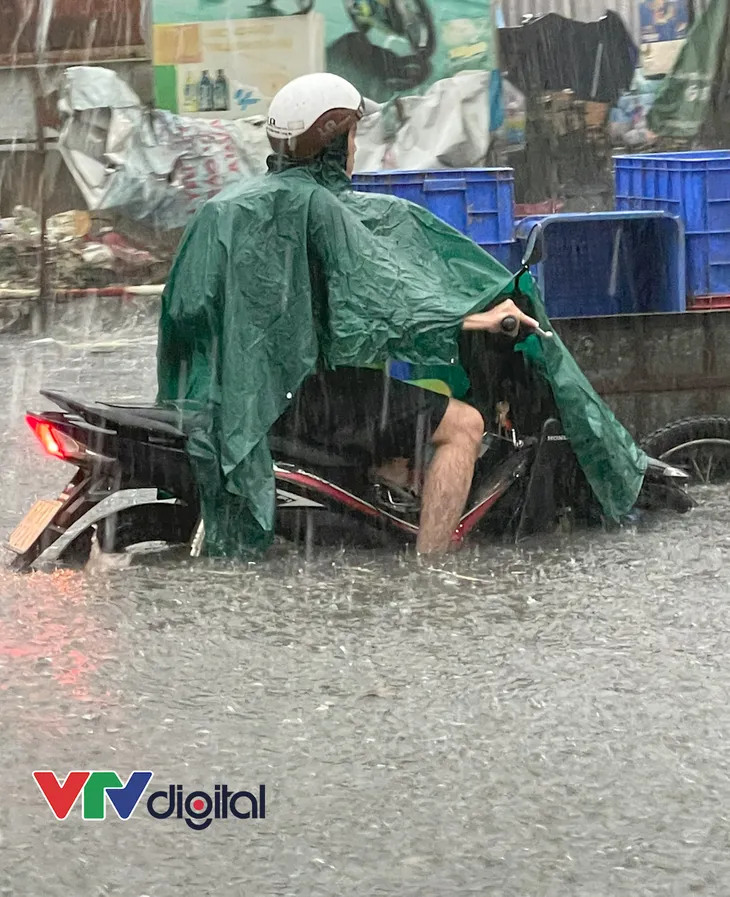 Nhiều tuyến phố tại TP Hồ Chí Minh ngập sâu sau mưa lớn - Ảnh 5. Nhiều tuyến phố tại TP Hồ Chí Minh ngập sâu sau mưa lớn - Ảnh 5.