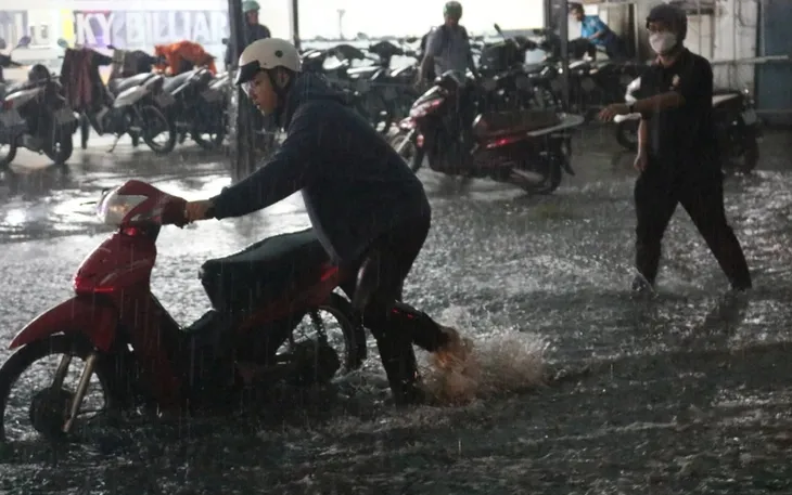 Nhiều tuyến phố tại TP Hồ Chí Minh ngập sâu sau mưa lớn - Ảnh 6. Nhiều tuyến phố tại TP Hồ Chí Minh ngập sâu sau mưa lớn - Ảnh 6.