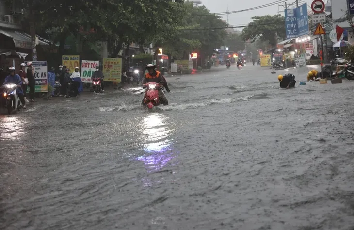 Nhiều tuyến phố tại TP Hồ Chí Minh ngập sâu sau mưa lớn - Ảnh 7. Nhiều tuyến phố tại TP Hồ Chí Minh ngập sâu sau mưa lớn - Ảnh 7.
