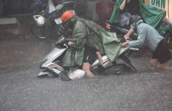 Nhiều tuyến phố tại TP Hồ Chí Minh ngập sâu sau mưa lớn - Ảnh 8. Nhiều tuyến phố tại TP Hồ Chí Minh ngập sâu sau mưa lớn - Ảnh 8.