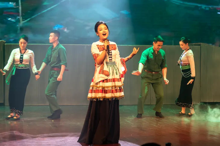 Tân Nhàn, Tự Long đến cổ vũ cô trò Lương Nguyệt Anh - Ảnh 2. Tân Nhàn, Tự Long đến cổ vũ cô trò Lương Nguyệt Anh - Ảnh 2.