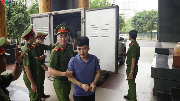 Cựu Bộ trưởng Nguyễn Thanh Long, TGĐ Việt Á Phan Quốc Việt được dẫn giải đến tòa phúc thẩm - Ảnh 2. Cựu Bộ trưởng Nguyễn Thanh Long, TGĐ Việt Á Phan Quốc Việt được dẫn giải đến tòa phúc thẩm - Ảnh 2.