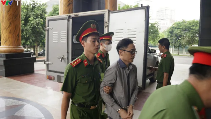 Cựu Bộ trưởng Nguyễn Thanh Long, TGĐ Việt Á Phan Quốc Việt được dẫn giải đến tòa phúc thẩm - Ảnh 4. Cựu Bộ trưởng Nguyễn Thanh Long, TGĐ Việt Á Phan Quốc Việt được dẫn giải đến tòa phúc thẩm - Ảnh 4.