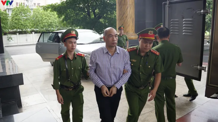 Cựu Bộ trưởng Nguyễn Thanh Long, TGĐ Việt Á Phan Quốc Việt được dẫn giải đến tòa phúc thẩm - Ảnh 3. Cựu Bộ trưởng Nguyễn Thanh Long, TGĐ Việt Á Phan Quốc Việt được dẫn giải đến tòa phúc thẩm - Ảnh 3.