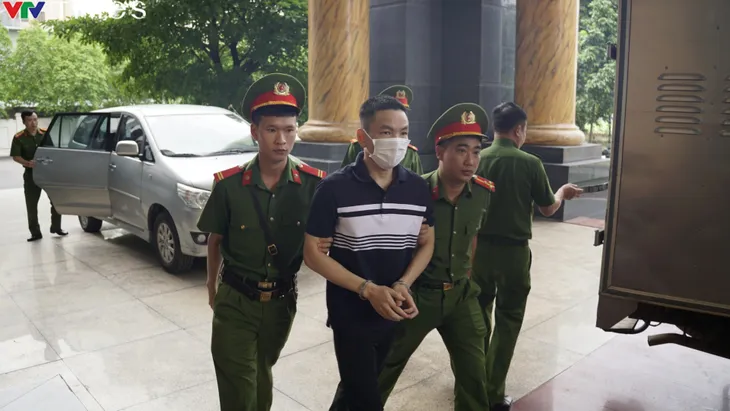 Cựu Bộ trưởng Nguyễn Thanh Long, TGĐ Việt Á Phan Quốc Việt được dẫn giải đến tòa phúc thẩm - Ảnh 5. Cựu Bộ trưởng Nguyễn Thanh Long, TGĐ Việt Á Phan Quốc Việt được dẫn giải đến tòa phúc thẩm - Ảnh 5.