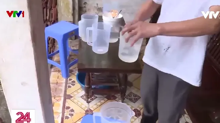 Người dân đổ xô đi uống nước thần chữa bách bệnh - Ảnh 3. Người dân đổ xô đi uống nước thần chữa bách bệnh - Ảnh 3.