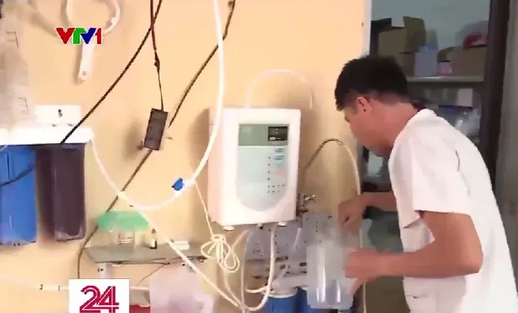 Người dân đổ xô đi uống nước thần chữa bách bệnh - Ảnh 1. Người dân đổ xô đi uống nước thần chữa bách bệnh - Ảnh 1.