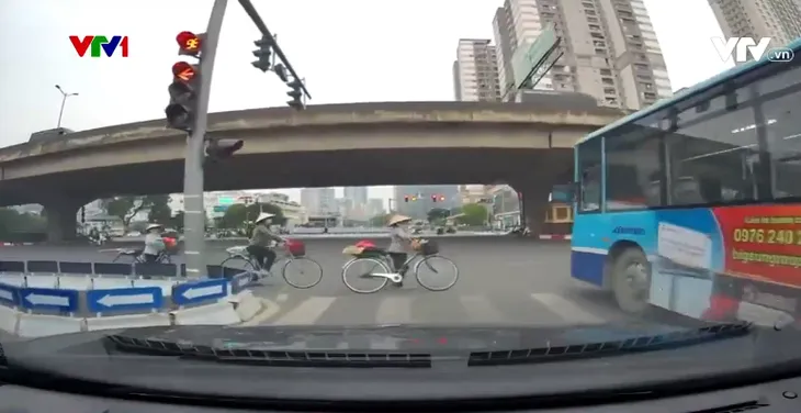 Nguy hiểm tình trạng xe bus vi phạm giao thông - Ảnh 2. Nguy hiểm tình trạng xe bus vi phạm giao thông - Ảnh 2.