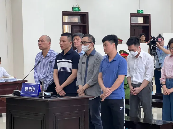 Cựu Bộ trưởng Nguyễn Thanh Long, TGĐ Việt Á Phan Quốc Việt được dẫn giải đến tòa phúc thẩm - Ảnh 7. Cựu Bộ trưởng Nguyễn Thanh Long, TGĐ Việt Á Phan Quốc Việt được dẫn giải đến tòa phúc thẩm - Ảnh 7.