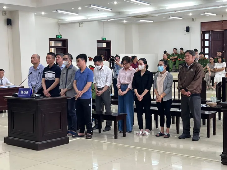 Cựu Bộ trưởng Nguyễn Thanh Long, TGĐ Việt Á Phan Quốc Việt được dẫn giải đến tòa phúc thẩm - Ảnh 6. Cựu Bộ trưởng Nguyễn Thanh Long, TGĐ Việt Á Phan Quốc Việt được dẫn giải đến tòa phúc thẩm - Ảnh 6.
