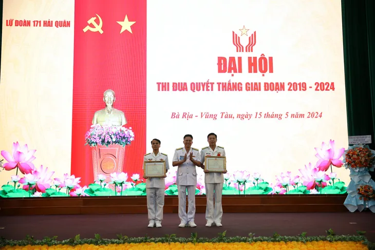 Vùng 2 Hải quân thực hiện tốt phong trào thi đua quyết thắng - Ảnh 2. Vùng 2 Hải quân thực hiện tốt phong trào thi đua quyết thắng - Ảnh 2.