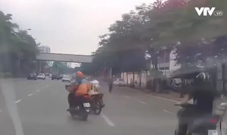 Nam thiếu niên lạng lách, tạt đầu các phương tiện để... “thông chốt” - Ảnh 1. Nam thiếu niên lạng lách, tạt đầu các phương tiện để... “thông chốt” - Ảnh 1.