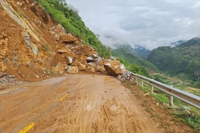 Mưa lớn gây sạt lở, ngập lụt, chia cắt nhiều tuyến đường - Ảnh 3. Mưa lớn gây sạt lở, ngập lụt, chia cắt nhiều tuyến đường - Ảnh 3.