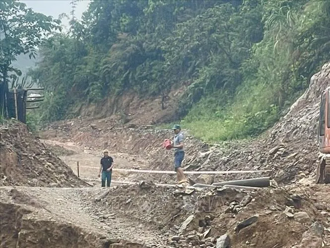 Mưa lớn gây sạt lở, ngập lụt, chia cắt nhiều tuyến đường - Ảnh 2. Mưa lớn gây sạt lở, ngập lụt, chia cắt nhiều tuyến đường - Ảnh 2.