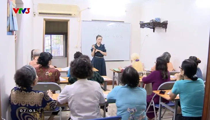 Lớp học tiếng Anh đặc biệt dành cho các cụ già U90 - Ảnh 1. Lớp học tiếng Anh đặc biệt dành cho các cụ già U90 - Ảnh 1.
