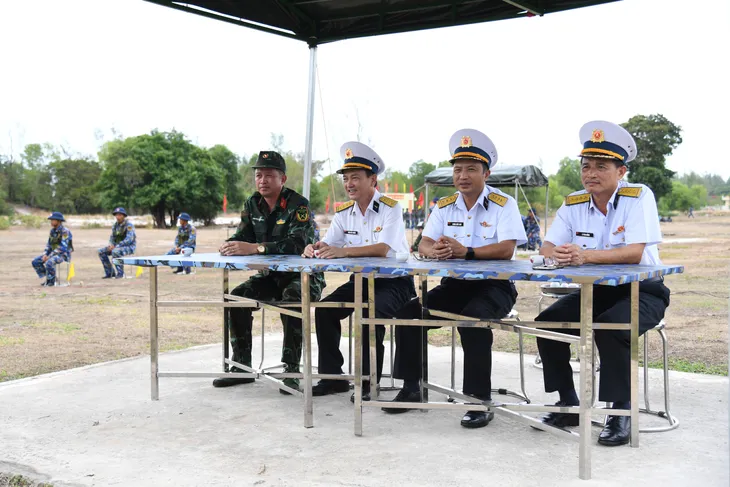 Vùng 5 Hải quân thực hành “3 tiếng nổ” cho chiến sĩ mới - Ảnh 8. Vùng 5 Hải quân thực hành “3 tiếng nổ” cho chiến sĩ mới - Ảnh 8.
