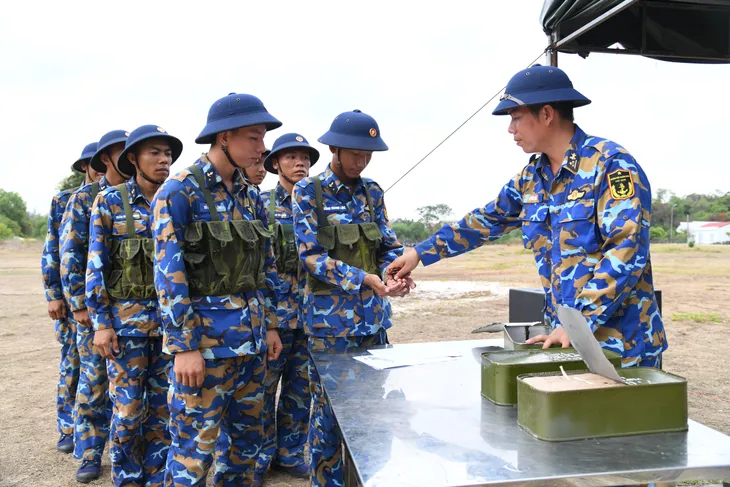 Vùng 5 Hải quân thực hành “3 tiếng nổ” cho chiến sĩ mới - Ảnh 1. Vùng 5 Hải quân thực hành “3 tiếng nổ” cho chiến sĩ mới - Ảnh 1.