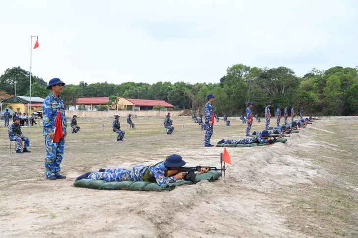 Vùng 5 Hải quân thực hành “3 tiếng nổ” cho chiến sĩ mới - Ảnh 2. Vùng 5 Hải quân thực hành “3 tiếng nổ” cho chiến sĩ mới - Ảnh 2.