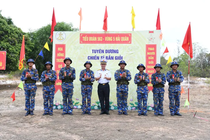 Vùng 5 Hải quân thực hành “3 tiếng nổ” cho chiến sĩ mới - Ảnh 13. Vùng 5 Hải quân thực hành “3 tiếng nổ” cho chiến sĩ mới - Ảnh 13.