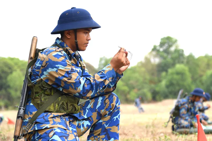 Vùng 5 Hải quân thực hành “3 tiếng nổ” cho chiến sĩ mới - Ảnh 9. Vùng 5 Hải quân thực hành “3 tiếng nổ” cho chiến sĩ mới - Ảnh 9.