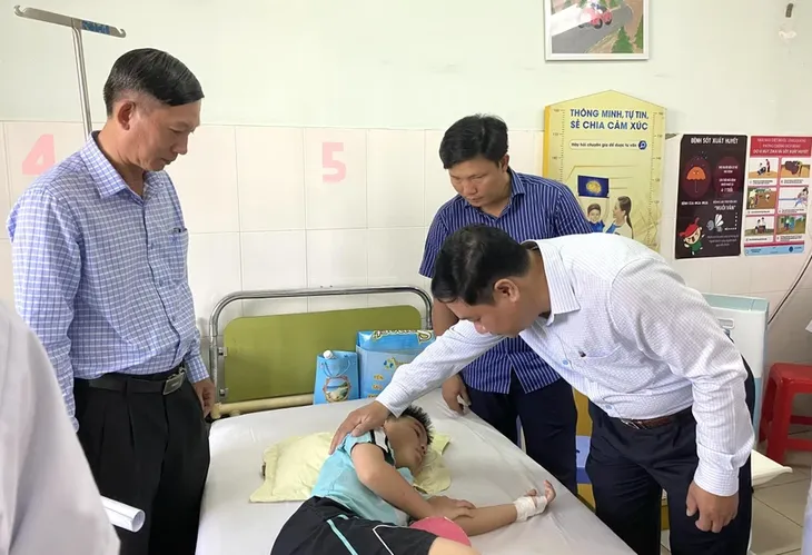 Khó xác định chính xác thức ăn gây ngộ độc tại Nha Trang - Ảnh 1. Khó xác định chính xác thức ăn gây ngộ độc tại Nha Trang - Ảnh 1.