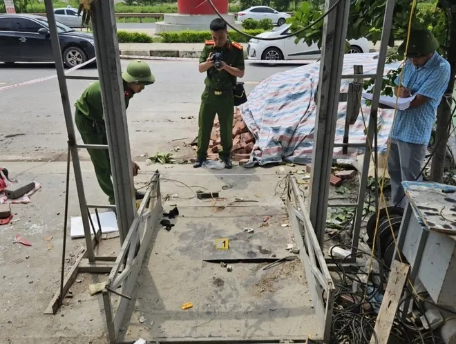 Rơi thang máy tự chế ở Bắc Giang, 7 người bị thương - Ảnh 1. Rơi thang máy tự chế ở Bắc Giang, 7 người bị thương - Ảnh 1.