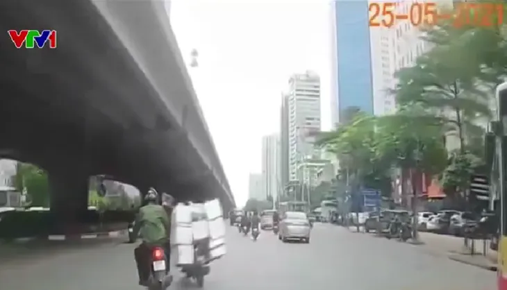 Gây tai nạn do chuyển làn không quan sát - Ảnh 1. Gây tai nạn do chuyển làn không quan sát - Ảnh 1.