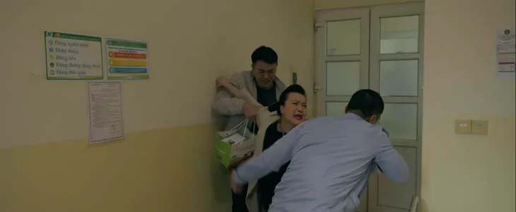 Người một nhà - Tập 16: Bà Thư suýt ăn đòn vì không hoàn thành nhiệm vụ chồng giao, ông Đông kiện ngược lại Trí - Ảnh 4. Người một nhà - Tập 16: Bà Thư suýt ăn đòn vì không hoàn thành nhiệm vụ chồng giao, ông Đông kiện ngược lại Trí - Ảnh 4.
