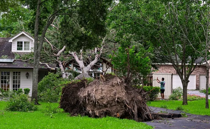 Mưa bão tại Texas (Mỹ): Số người thiệt mạng tăng lên 7, hàng trăm nghìn ngôi nhà mất điện - Ảnh 1. Mưa bão tại Texas (Mỹ): Số người thiệt mạng tăng lên 7, hàng trăm nghìn ngôi nhà mất điện - Ảnh 1.
